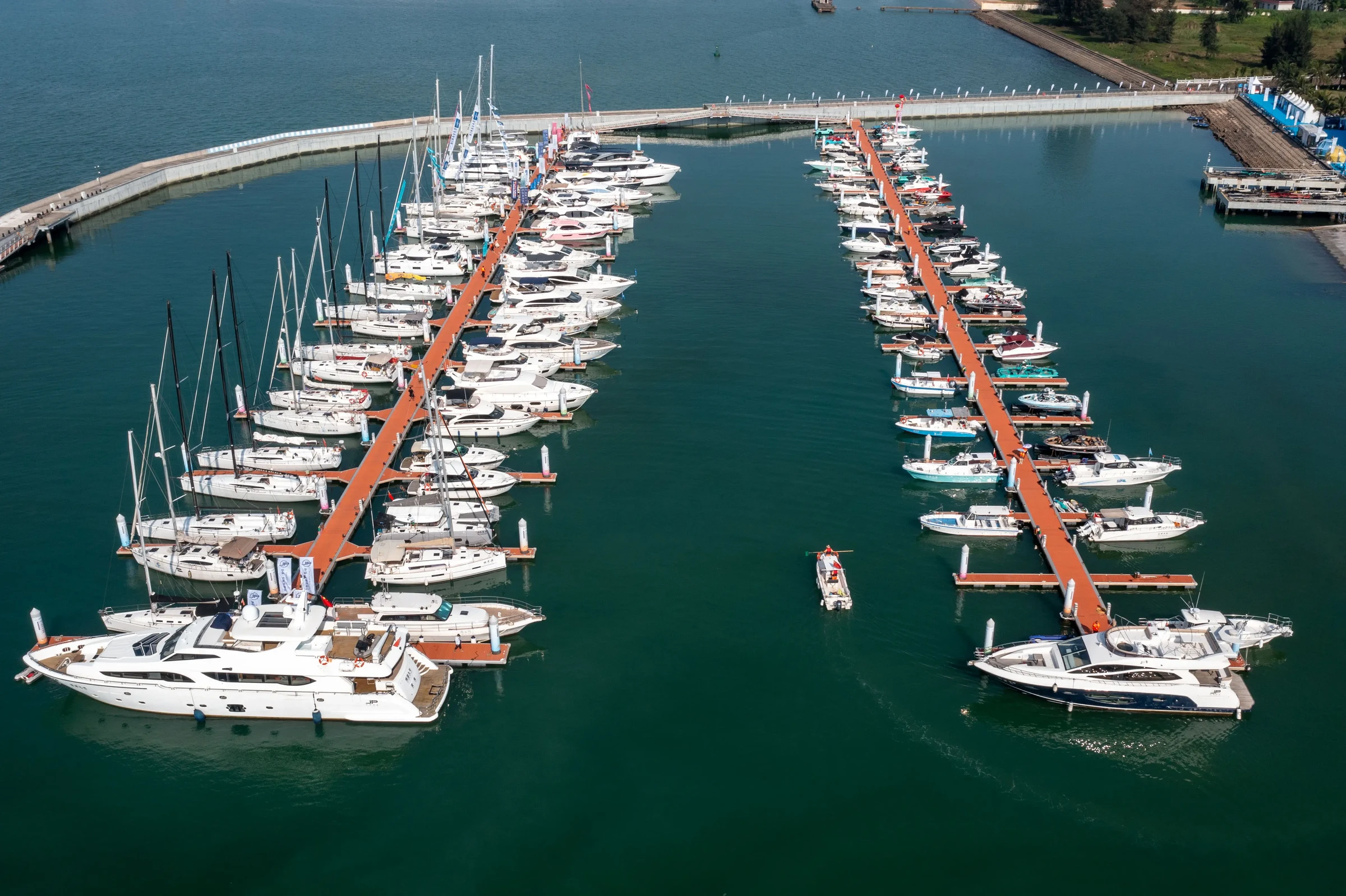 豪华商务游艇，适合商务活动